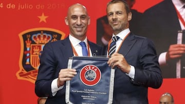 Aleksander Ceferin, presidente de la UEFA, posa con Luis Rubiales, presidente de la Real Federaci&oacute;n Espa&ntilde;ola de F&uacute;tbol y vicepresidente de la UEFA, durante la Asamblea General de la RFEF celebrada el 24 de julio de 2018.