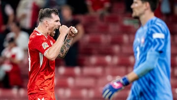 Copenhagen (Denmark), 05/09/2024.- Denmark's Pierre-Emile Hoejbjerg celebrates scoring the 2-0 lead during the UEFA Nations League match between Denmark and Switzerland in Copenhagen, Denmark, 05 September 2024. (Dinamarca, Suiza, Copenhague) EFE/EPA/Mads Claus Rasmussen DENMARK OUT