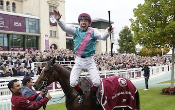 El jinete Frankie Dettori celebra la victoria en el Prix de l'Arc de Triomphe en el hipódromo de Chantilly.