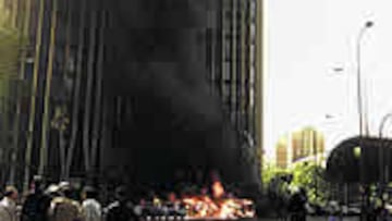 <B>EXPLOSIÓN.</b> El coche bomba colocado enfrente del Bernabéu no impedirá que se celebre el gran evento deportivo.