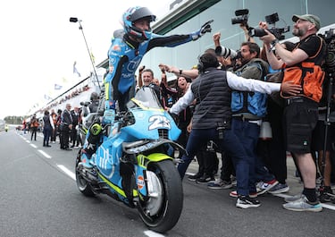 Raúl Fernández acude a su palco para celebrar su victoria en Phillip Island.