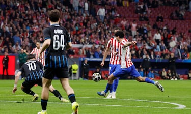 Se estrena como goleador rojiblanco Johnny Cardoso y lo hace de una manera y en un momento crucial: balón suelto a la salida de un córner, Mechele no acierta a despejar y el balón le cae en la frontal al ‘5’, que controla y saca su diestra a pasear: el balón roza ligeramente en Vanaken pero la pelota entra en la portería con una violencia tremenda. ¡Celebra con rabia el mediocentro!