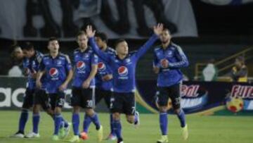 Los jugadores de Millonarios celebran el gol de Javier Reina frente al Cúcuta Deportivo.