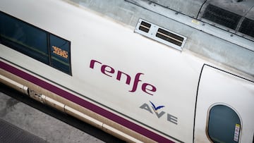 Un AVE de Renfe estacionado en una de las vías de la estación Puerta de Atocha-Almudena Grandes con motivo del inicio del Puente de la Constitución, a 2 de diciembre de 2022, en Madrid (España). Renfe ofrece más de un millón y medio de plazas en sus trenes AVE, Avlo, Alvia, Euromed, Intercity y Media Distancia para viajar desde este viernes, 2 de diciembre hasta el domingo 11 de diciembre, con motivo del Puente de la Constitución y la Inmaculada, cuyos días festivos nacionales son el 6 y el 8 de diciembre, respectivamente. En total, Renfe ha programado 138 trenes en doble composición, lo que permite duplicar la oferta de plazas en cada tren.
02 DICIEMBRE 2022;DICIEMBRE;PUENTE;NAVIDAD;DISPOSITIVO ESPECIAL;PUENTE DE DICIEMBRE;VACACIONES;RENFE
A. Pérez Meca / Europa Press
02/12/2022