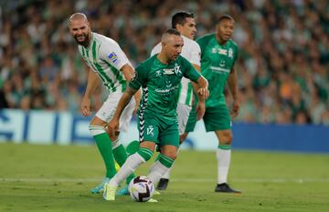 Tremendo pase de cambio de orientación del ex jugador del Málaga, Arsenal, Recre o Villarreal.