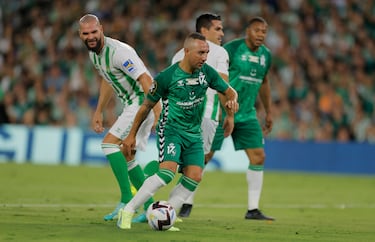 Tremendo pase de cambio de orientación del ex jugador del Málaga, Arsenal, Recre o Villarreal.