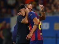 Soccer Football - LaLiga - FC Barcelona v Valencia - Johan Cruyff Stadium, Barcelona, Spain - September 14, 2025 FC Barcelona's Marc Bernal with FC Barcelona coach Hansi Flick as he prepares to come on as a substitute REUTERS/Albert Gea