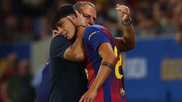 Soccer Football - LaLiga - FC Barcelona v Valencia - Johan Cruyff Stadium, Barcelona, Spain - September 14, 2025 FC Barcelona's Marc Bernal with FC Barcelona coach Hansi Flick as he prepares to come on as a substitute REUTERS/Albert Gea