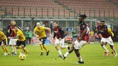 Soccer Football - Serie A - AC Milan v Udinese - San Siro, Milan, Italy - March 3, 2021 AC Milan&#039;s Franck Kessie scores their first goal from the penalty spot REUTERS/Alessandro Garofalo