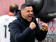 GIRONA, 14/03/2026.- El entrenador del Girona, Míchel, celebra la victoria tras el partido de liga entre el Girona y el Athletic celebrado este sábado en el estadio Montilivi en Girona. EFE/ Siu Wu