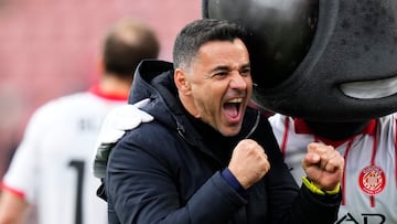 GIRONA, 14/03/2026.- El entrenador del Girona, Míchel, celebra la victoria tras el partido de liga entre el Girona y el Athletic celebrado este sábado en el estadio Montilivi en Girona. EFE/ Siu Wu