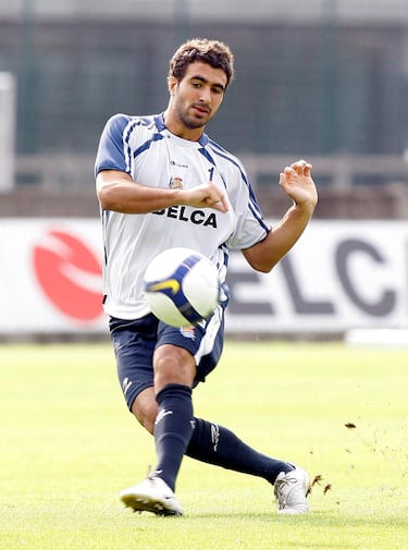 Comenzó a jugar en la cantera de la Real Sociedad, hasta llegar al filial donde estuvo dos temporadas de 2006 a 2008.