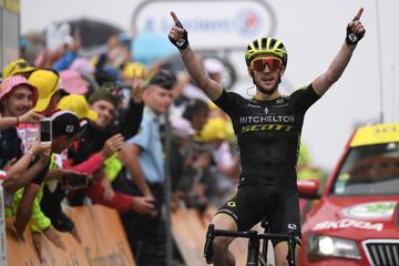 El británico Simon Yates celebra su victoria en el puerto de Foix en la decimoquinta etapa del Tour de Francia 2019.