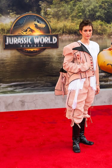 Philippine Velge posa en la alfombra roja de 'Jurassic World: El renacer' en el Lincoln Center, Nueva York.
