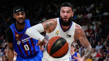 El pívot francés del Real Madrid Vincent Poirier (d) persigue el balón junto a Brandon Davies, del Barça, durante el segundo partido de la final de la Liga ACB.