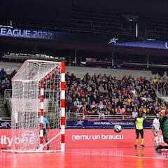 El Sporting firma un amargo pase a la final por expulsión de Pany