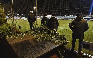 Debido a la nueva cepa del Coronavirus en Reino Unido su Primer ministro, Boris Johnson, decretó nivel 4 de alerta. Esto implica que los habitantes de los territorios afectados "deben permanecer en casa". Pero los habitantes de Crosby, un área suburbana en Sefton, Merseyside, y seguidores del Marine F.C. se saltaron dicho confinamiento para recibir al conjunto dirigido por Mourinho antes del encuentro de la FA Cup. Los Spurs vencieron 0-5 gracias a los goles de Carlos Vinícius (3), Lucas Moura y Devine. 