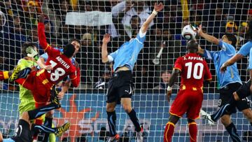 Momento en el que Luis Su&aacute;rez mete la mano ante Ghana.