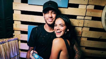 Neymar y Bruna Marquezine posando muy sonrientes.