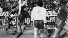 Rinc&oacute;n y Santillana (con el bal&oacute;n) celebran uno de los goles del 12-1 a Malta.