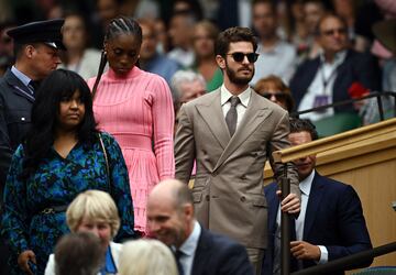 El actor Andrew Garfield en el palco real de la pista central del All England Club.