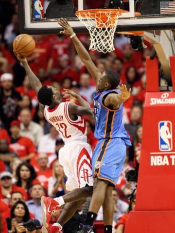 Cuarto partido de los playoffs de la NBA de la conferencia Oeste entre los  Oklahoma City y Houston Rockets.