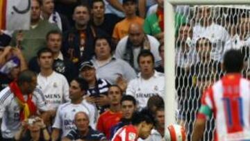 <b>GOL.</b> Kun remata de cabeza y marca en el Bernabéu en la temporada 2007-08. El partido acabó 2-1.