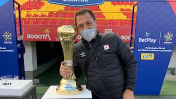 Tulio Gómez, máximo accionista del América de Cali, con el trofeo de Liga BetPlay
