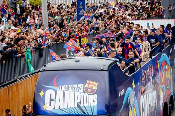 El recorrido de la rúa comenzó a las 18:00 en el Spotify Camp Nou. Desde ahí salieron los autobuses del equipo masculino y el femenino para celebrar juntos sus respectivos títulos ligueros.