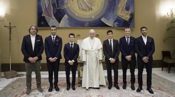 El Papa Francisco con el padre de Simoncelli, Petrucci, Pedrosa, Márquez, Miller e Iannone.