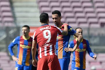 Luis Suárez saludando a Sergio Busquets antes del comienzo del partido