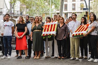 El portavoz de Comuns en el Parlament de Catalunya, David Cid (izquierda) y demás miembros del partido, llegan a la ofrenda floral al monumento de Rafael Casanova, con motivo de la Diada, en la Ronda de Sant Pere-Alí Bei.