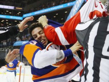 Pelea entre Travis Hamonic y Steve Ott, jugadores de New York Islanders y Detroit Red Wings, respectivamente, durante el primer periodo del partido de la NHL.