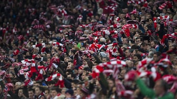 El público del Athletic celebra durante la ida de octavos de final de la Copa del Rey.