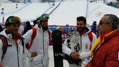 Alejandro Blanco charla con Lucas Eguibar (segundo por la izquierda) y el equipo español de snowboard cross.