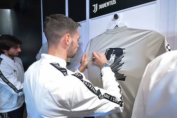 Once jugadores de Juventus, incluido Juan Cuadrado, fueron invitados por Adidas al primer aniversario de su tienda en Milán, la más grande de Italia. Cristiano Ronaldo brilló por su ausencia.