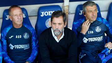 Quique junto a Cubillo y Giráldez en el banquillo del Coliseum. Los dos primeros tienen pasado rojiblanco.