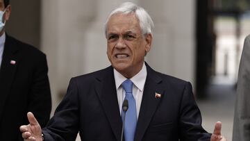 -FOTODELDIA- AME4597. SANTIAGO (CHILE), 04/11/2021.- El presidente de Chile, Sebastián Piñera, ofrece una rueda de prensa hoy, en el Palacio de la Moneda, en Santiago (Chile). El presidente Sebastián Piñera se refirió a las enfrentamientos violentos de este miércoles que se saldaron con dos indígenas mapuches muertos. EFE/ Alberto Valdés
