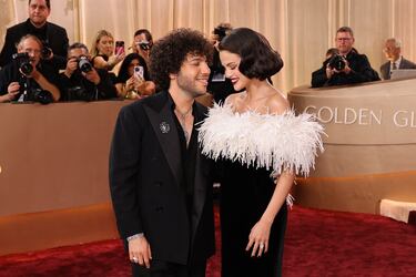 Benny Blanco y Selena Gomez  a su llegada a la gala de los Globos de Oro.