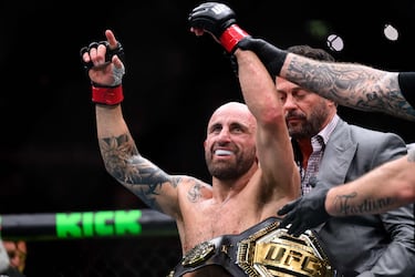 El australiano Alexander Volkanovski celebra su victoria en la pelea por el título de peso pluma masculino contra el brasileño Diego Lopes durante el Ultimate Fighting Championship (UFC) 325 en el Qudos Bank Arena de Sídney.
