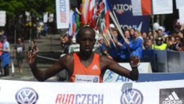 Nicholas Kemboi, en el momento en que cruza la meta en la capital checa.