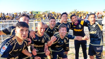 Futbol, Palestino vs Coquimbo Unido.
Fecha 27, Liga de Primera 2025.
El jugador de Coquimbo Unido Alenjandro Camargo, celebra el gol junto a sus compañeros durante el partido de primera division disputado en el Estadio Municipal de La Cisterna, Santiago, Chile.
08/11/2025
Pepe Alvujar/Photosport
Football, Palestino vs Coquimbo Unido.
27th turn, 2025 First division League.
Coquimbo Unido player Alenjandro Camargo celebrates the goal with his teammates during the first division match played at the Municipal Stadium of La Cisterna, Santiago, Chile.
08/11/2025
Pepe Alvujar/Photosport
