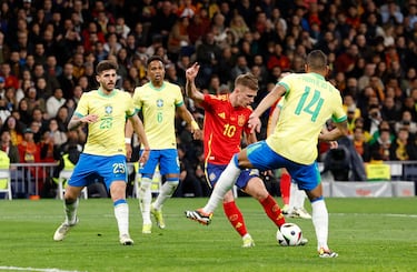 2-0. Dani Olmo, se zafa de Lucas Beraldo, se lleva el rebote en la pugna con Bruno Guimarães y finaliza con un potente zurdazo, colocando el balón al palo largo de Bento. Imposible llegar para el portero brasileño.