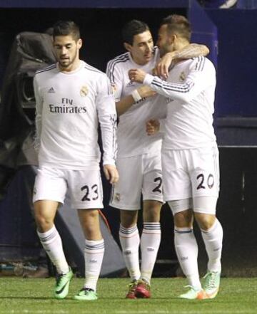 0-2. Di María celebra del segundo tanto con Jesé.