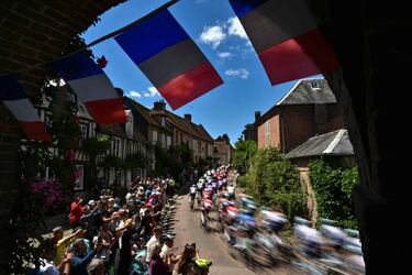 Preciosa imagen que el fot¢grafo ha captado con el obturador a velocidad lenta para dar una gran sensaci¢n de movimiento en el pelot¢n mientras atraviesa la ciudad de Gerberoy durante la cuarta etapa del Tour de Francia, de 174 kil¢metros entre Amiens y Rouen y que le vali¢ a Pogacar para conseguir en la ronda francesa su victoria n£mero cien.
