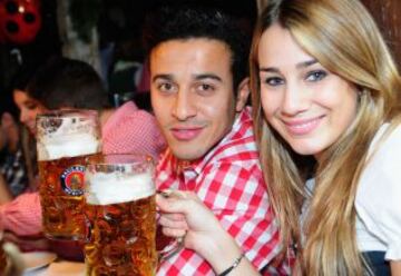 Thiago Alcantara con su novia Julia Vigas.