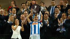Sandra Ramajo, exjugadora de la Real Sociedad, levanta el trofeo de la Copa de la Reina. 