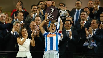Sandra Ramajo, exjugadora de la Real Sociedad, levanta el trofeo de la Copa de la Reina.