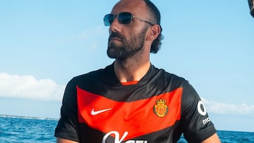 Vedat Muriqi, delantero del RCD Mallorca, presenta la tercera camiseta de la temporada 2025-2026.