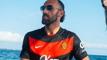 Vedat Muriqi, delantero del RCD Mallorca, presenta la tercera camiseta de la temporada 2025-2026.